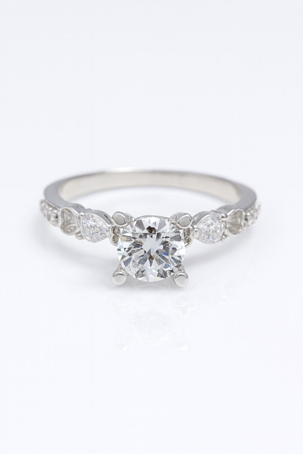 bijuterie din argint 925 tip inel cu piatră centrală zirconiu, imagine clară pe fundal alb, produs Infinity Bijoux România