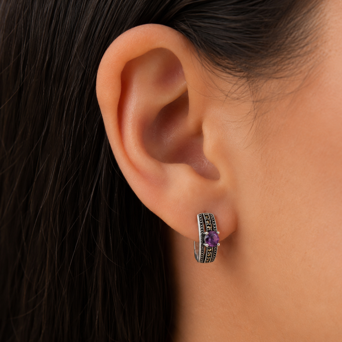 Cercei din Argint 925 „Amurg Violet” cu Marcasite și Cristal Mov – Eleganță Vintage, Diametru 1 cm. CD622G