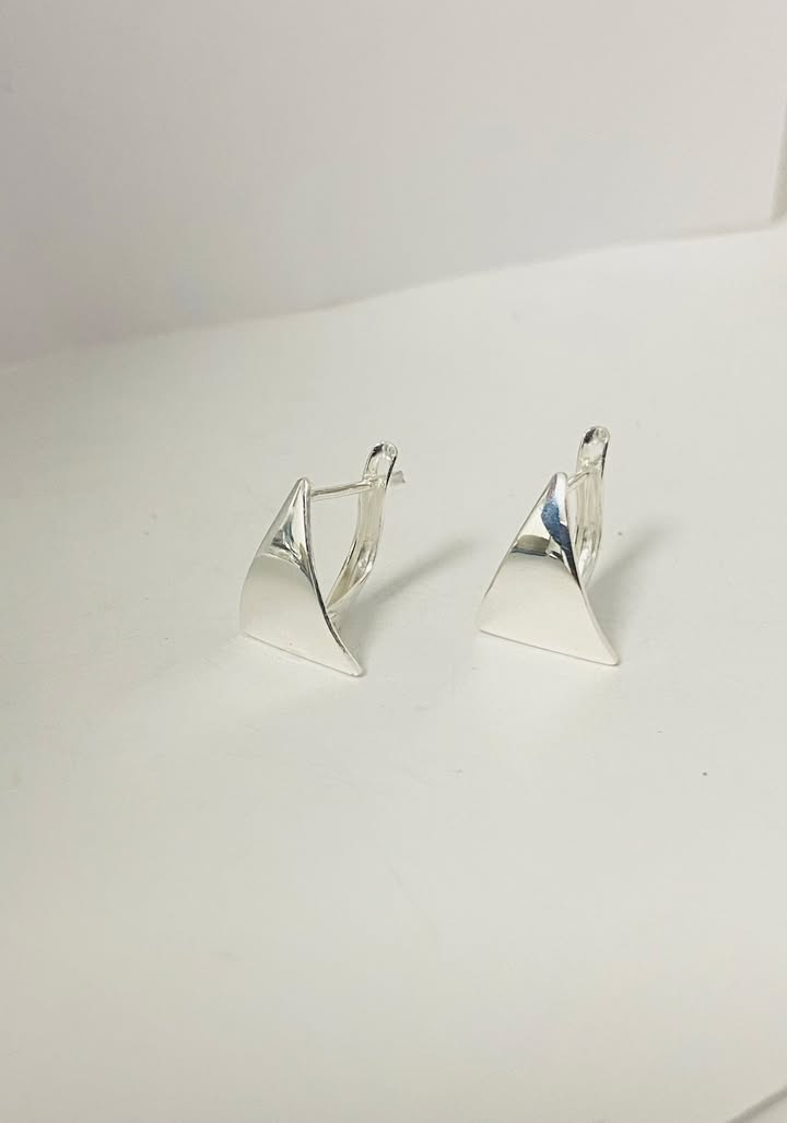 Cercei cu tortita din argint 925 model triunghi