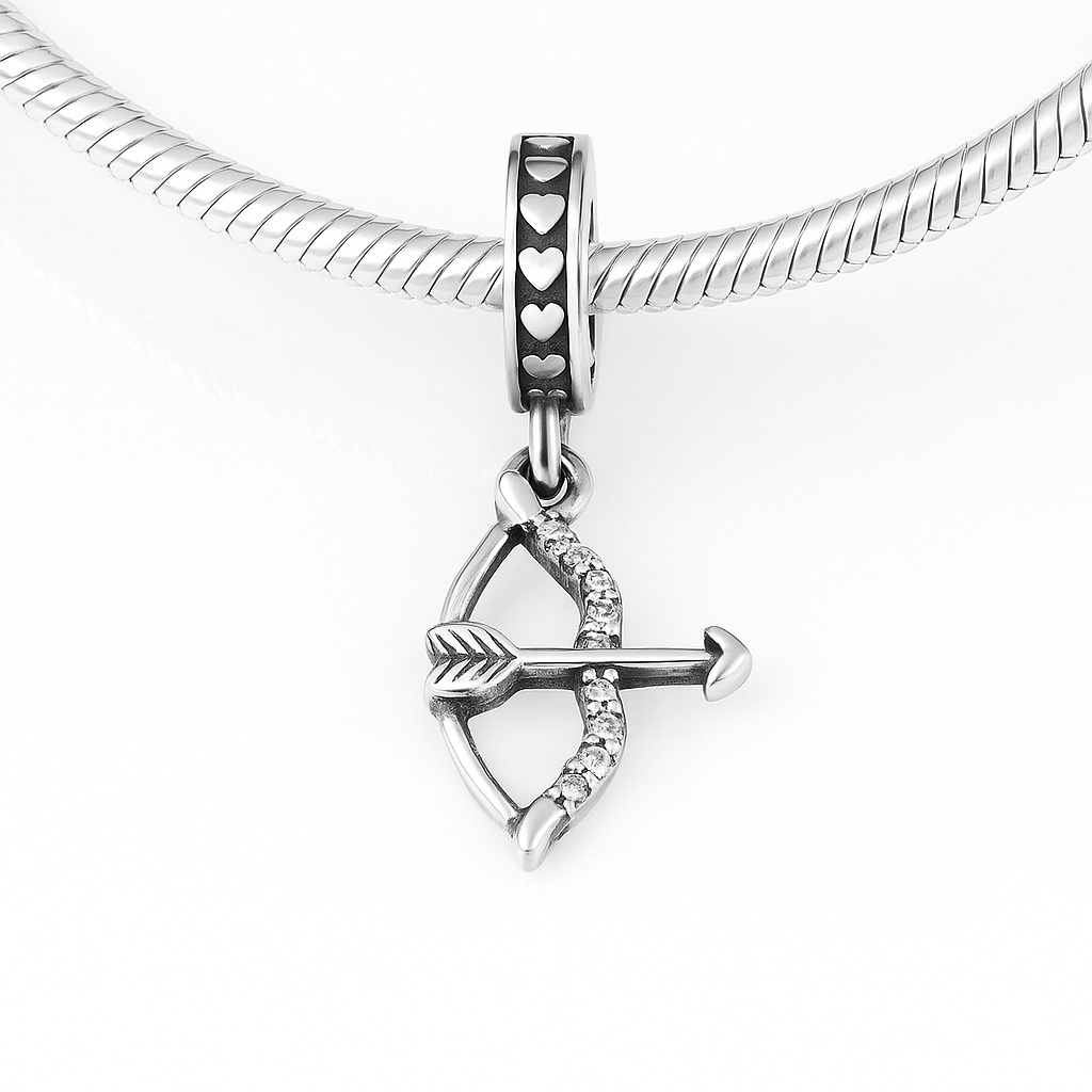 charm argint pentru brățară tip Pandora, design arc și săgeată, bijuterie de damă cu simbolul iubirii și al direcției