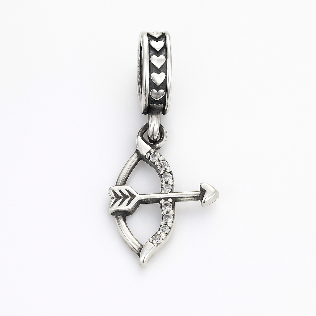 charm din argint 925 în formă de arc și săgeată, simbol al dragostei și curajului, bijuterie Infinity Bijoux pe fundal alb lucios