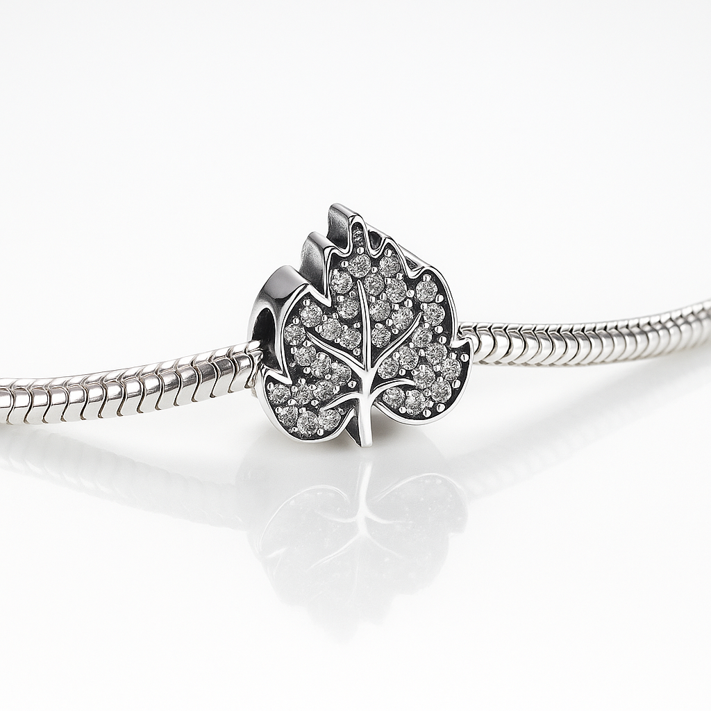charm frunză din argint 925 cu zirconii strălucitoare, compatibil brățară Pandora, fundal alb lucios pentru e-commerce