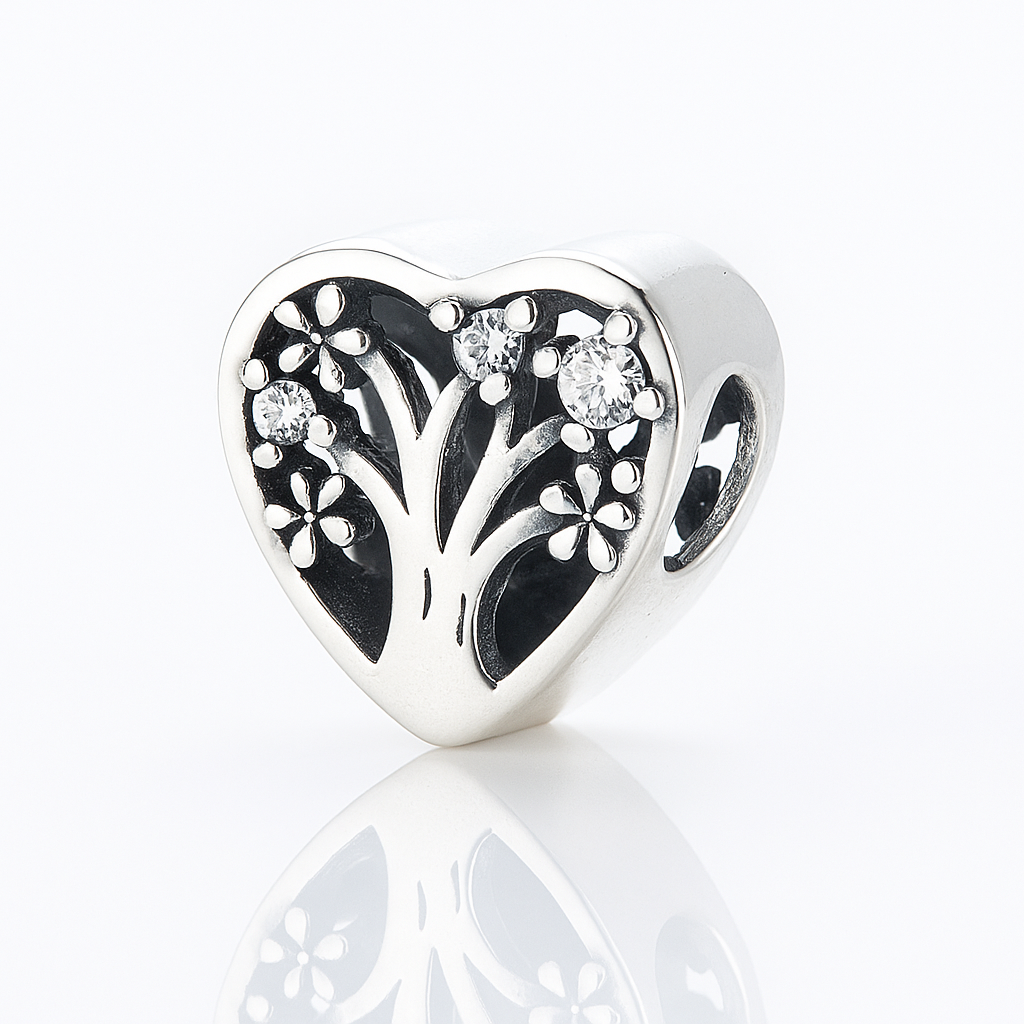 charm inimă din argint 925 cu arborele vieții, talisman simbol al echilibrului și energiei pozitive pe fundal alb lucios