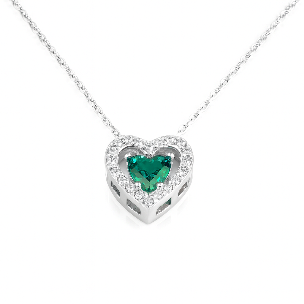 colier inima din argint 925 cu piatra verde si zirconii pe fundal alb
