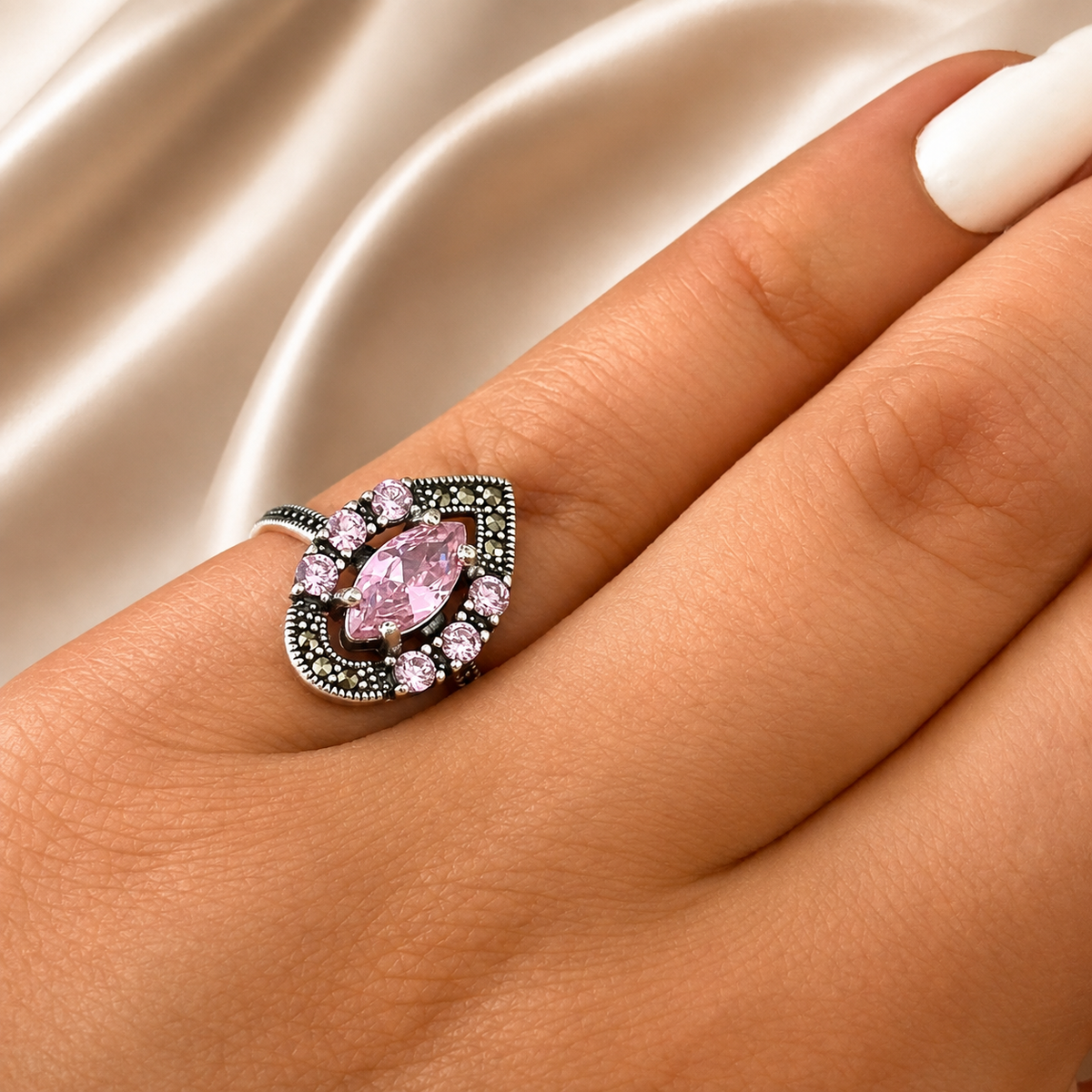 Inel „Rosalia” din Argint 925 cu Piatră Roz și Detalii Vintage – Eleganță Romantică și Rafinament. ID577