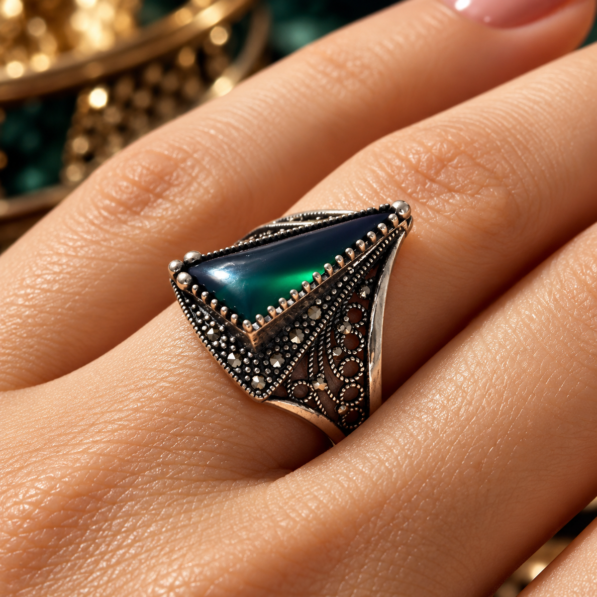 Inel din Argint 925 „Aurora Verde” – Design Triunghiular Vintage cu Piatră Verde Misterioasă
