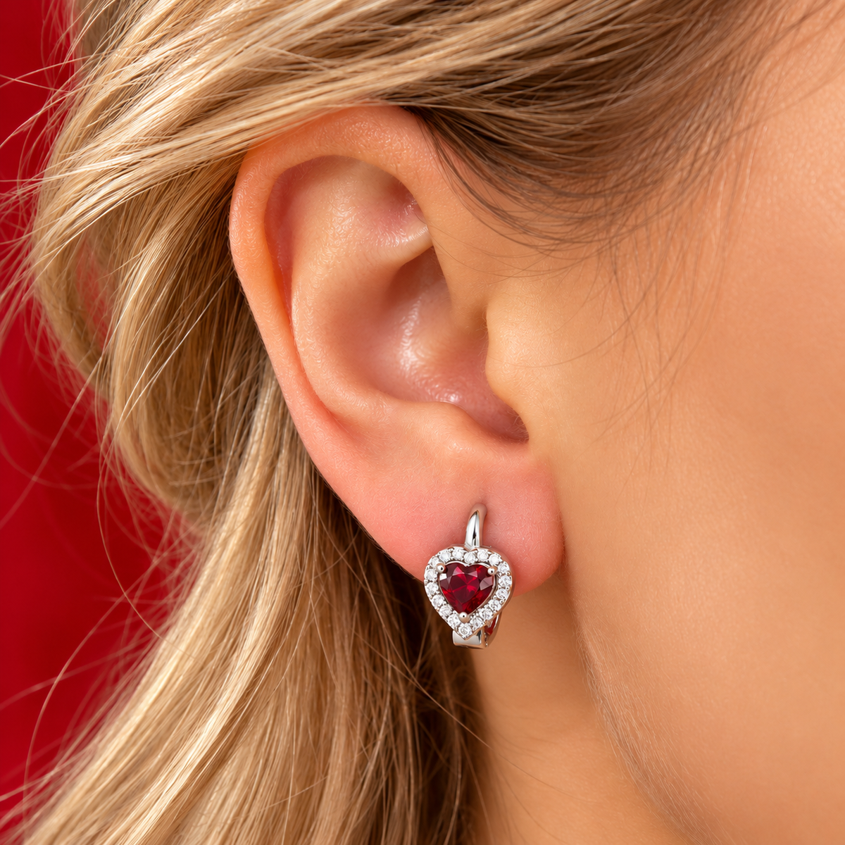 Cercei din Argint 925 Ruby Heart Elegance – Inimă Roșie Strălucitoare cu Pietre Albe, Simbol al Iubirii și Pasiunii. CD717
