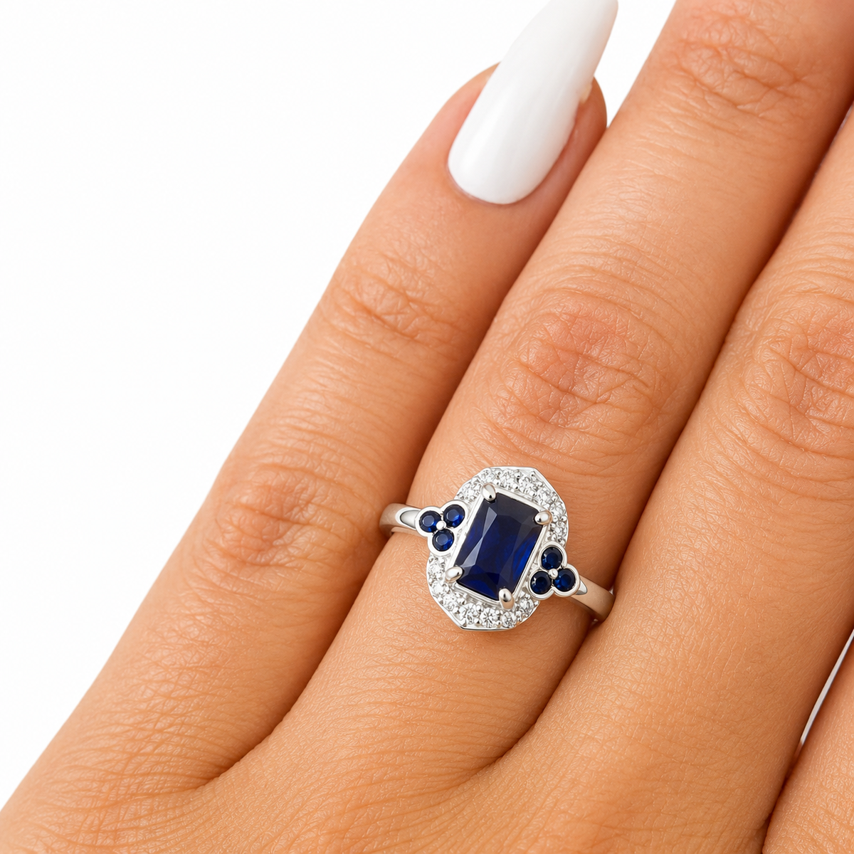 Inel din Argint 925 „Safir Regal” cu Piatră Albastră Dreptunghiulară și Zirconii – Eleganță și Rafinament. ID551