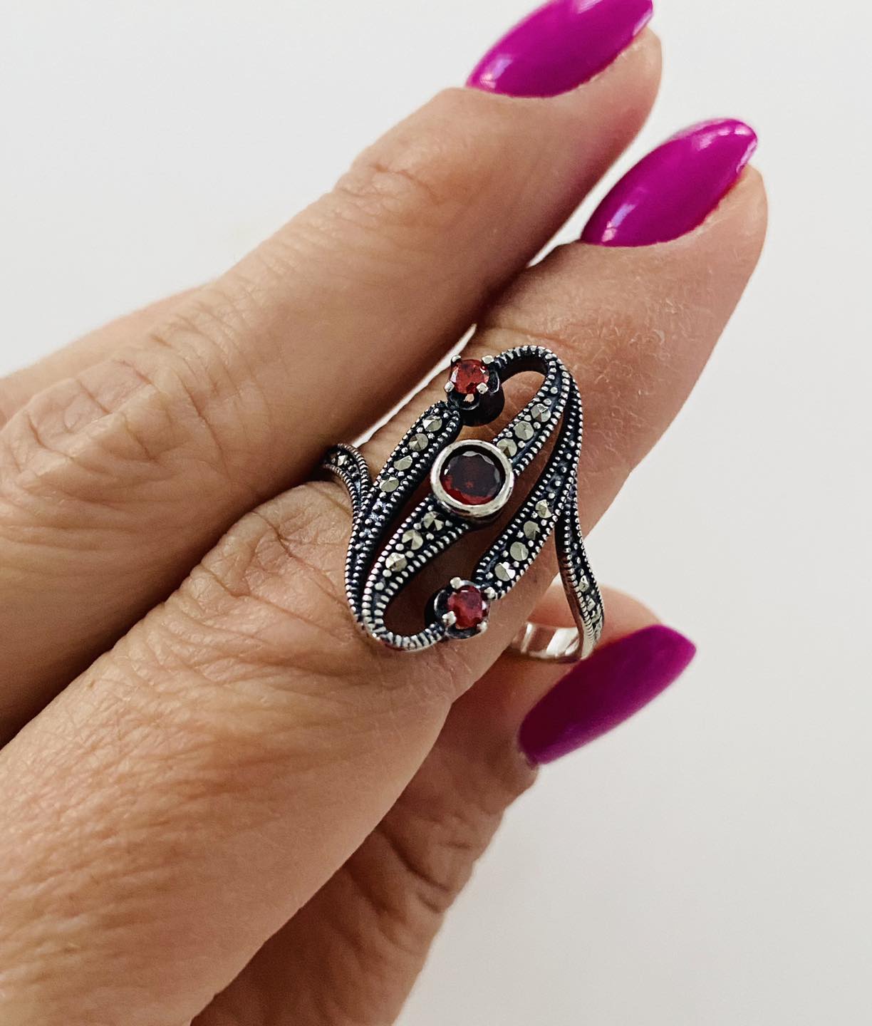 Inel „Simfonia Pasiunii” din argint 925 cu marcasite și pietre roșii marimea 23