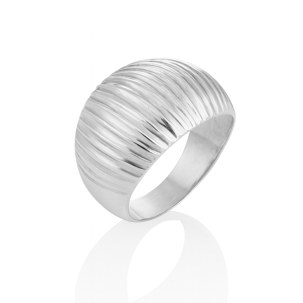 inel argint 925 lat 1.5 cm, 4.25 grame, design modern lucios, fotografie e-commerce pe fundal alb