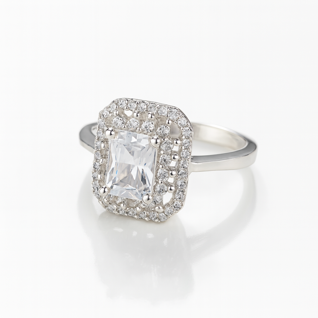 Inel din argint 925 cu zircon dreptunghiular și halou strălucitor, pe fundal alb lucios.