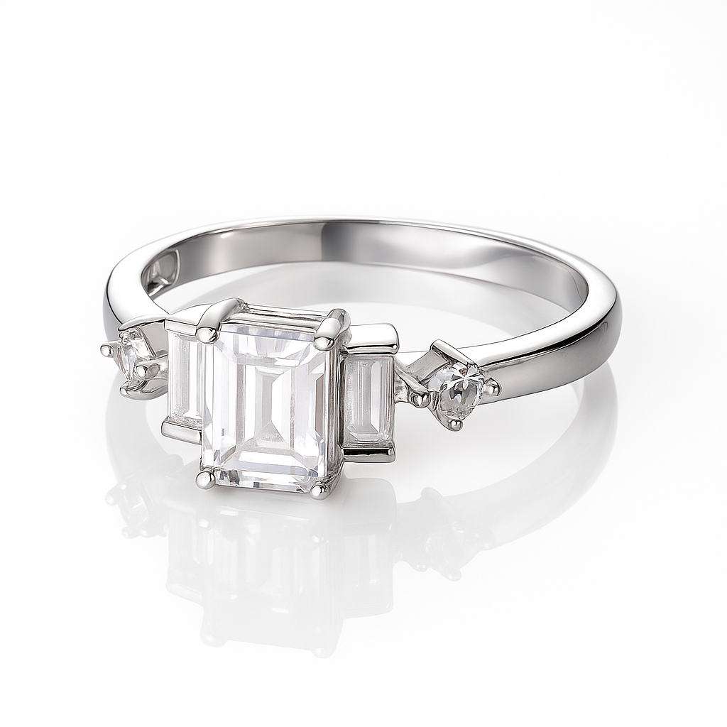 inel din argint 925 rodiat cu piatră smarald tăietură dreptunghiulară pe fundal alb