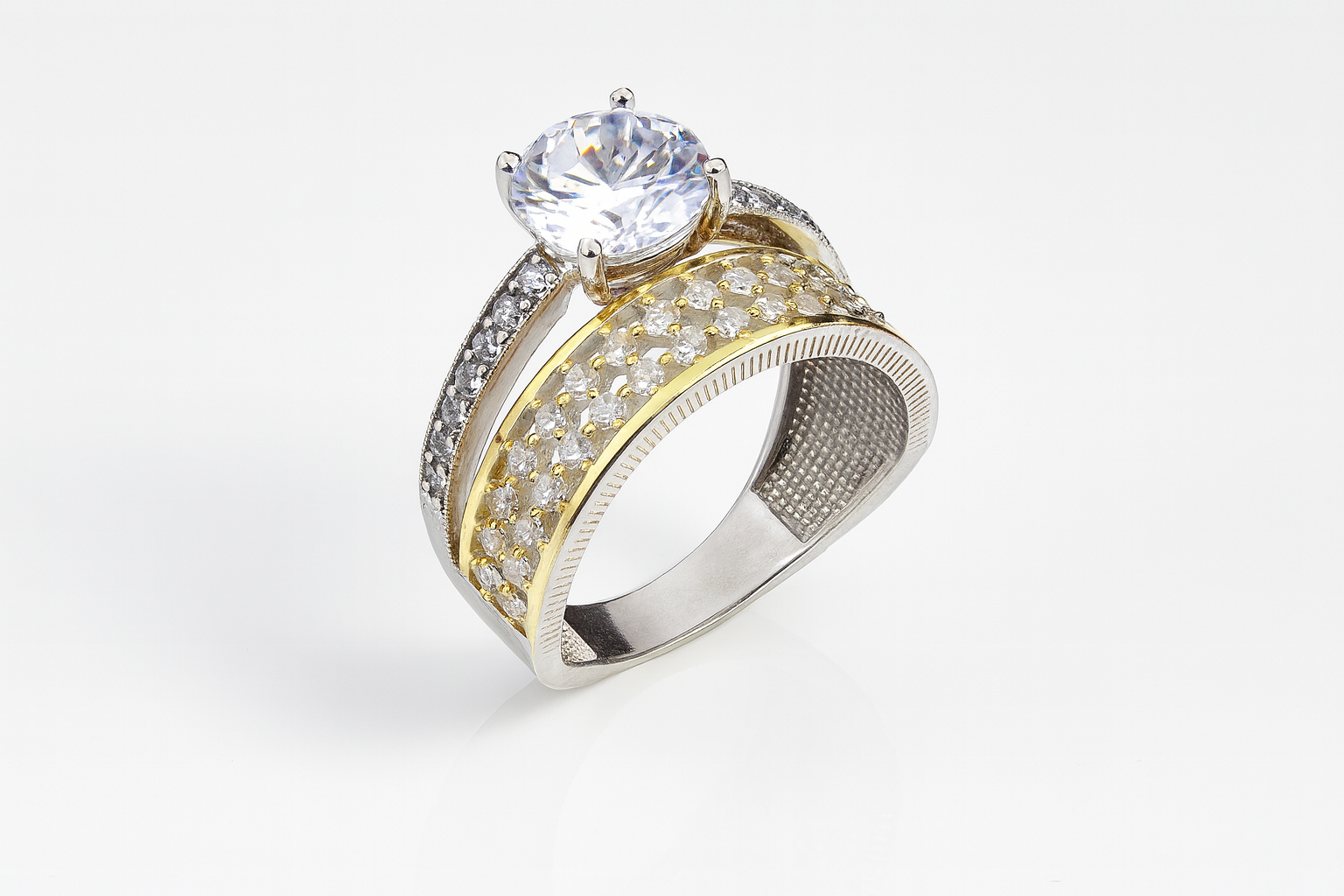 inel din argint 925 rodiat cu zirconiu alb strălucitor pe fundal alb lucios