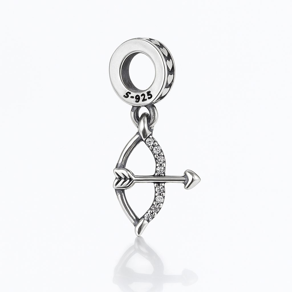 talisman argint 925 arc și săgeată cu pietre zirconia, charm elegant compatibil Pandora, fotografie e-commerce profesională